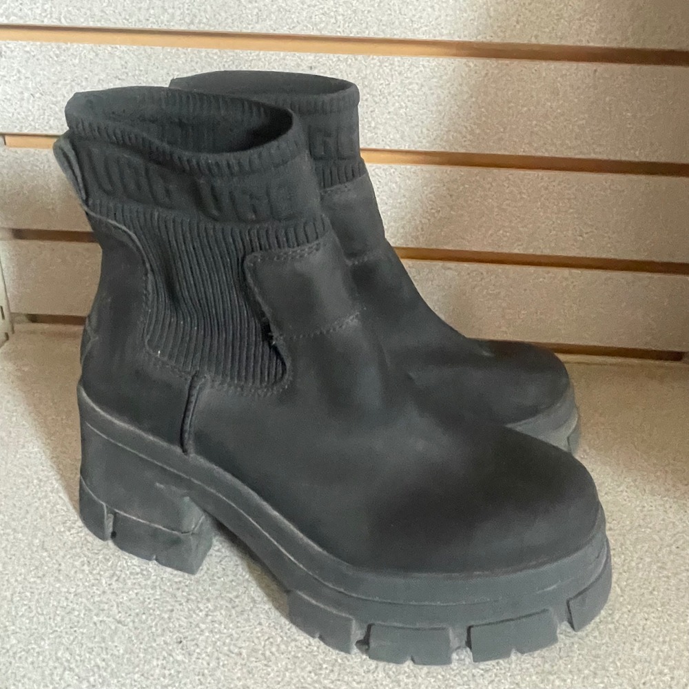 UGG Ashton Chelsea Black Waterproof Leather Platform Lug Sole Boots Womens 9
